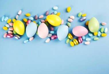 Paskalya geçmişi. Mavi arkaplan üzerindeki Easnet kompozisyonu, s Kopyala