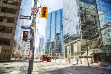 Toronto, Ontario, Kanada - 2 Nisan 2020: Coronavirus salgını sırasında Toronto şehir merkezi. Toronto 'nun boş sokakları.. 
