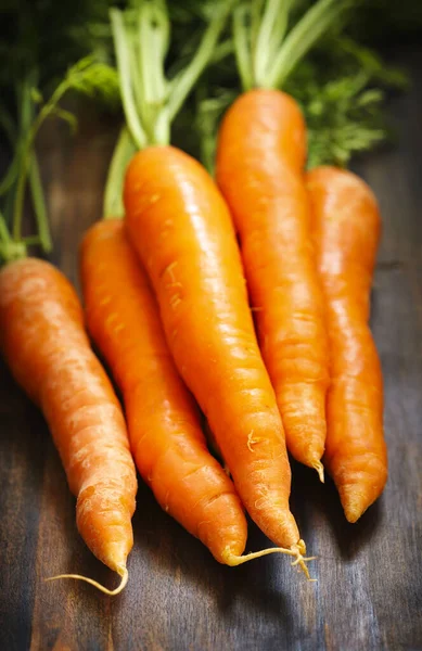 Свежая Морковь Деревянном Фоне — стоковое фото