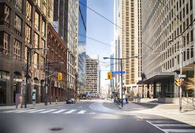 Toronto, Ontario, Kanada - 8 Nisan 2020: Coronavirus salgını sırasında Toronto şehir merkezi. Toronto caddesinde yoldan geçenler ender rastlanır..