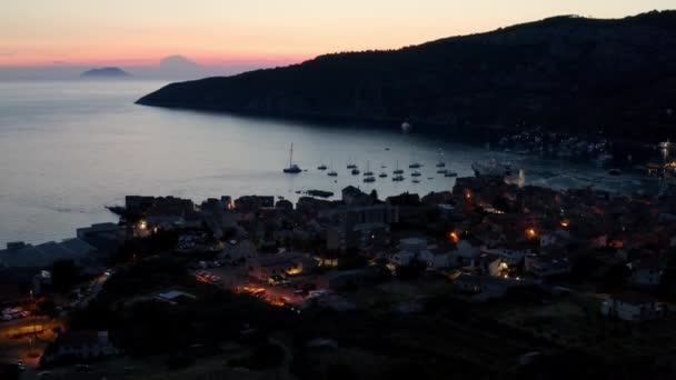 Nächtliche Luftaufnahme der Küstenstadt Komiza in Kroatien bei Nacht — Stockvideo