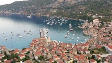 Yazın küçük bir şehirdeki liman manzarası. Etrafında canlı mavi deniz var..