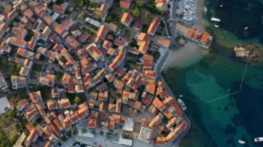 Hırvatistan 'da mavi deniz kıyısındaki küçük kentteki kırmızı çatıların havadan görünüşü.