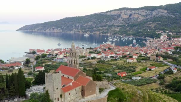 St Nicholas kyrka i Komiza på Vis ön, Kroatien med havet i bakgrunden — Stockvideo
