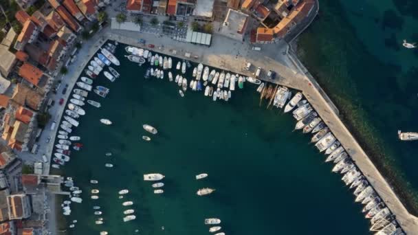 Horní pohled na doky v Chorvatsku s jachtami a čluny v létě při východu slunce. — Stock video