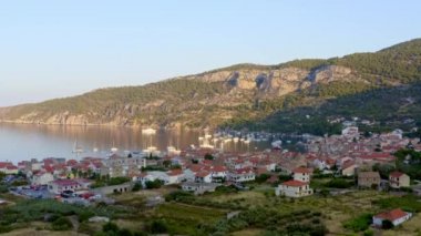 Hırvatistan 'ın Vis Adası' ndaki Komiza hava manzarası gün doğumunda Dalmaçya 'da.