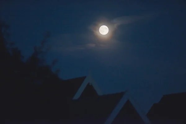 Maanlicht over huizen in oud-Hollandse dorp — Stockfoto