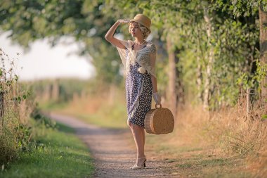 Retro moda kadın çanta ile 