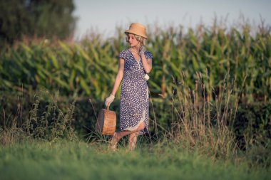 Kırsal manzara güzel sarışın kadın