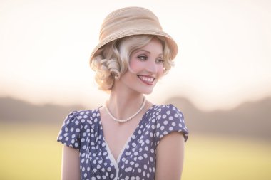 Retro giyim gülümseyen kadın