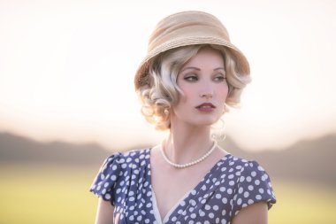 Baştan çıkarıcı kadın kırsal manzara 