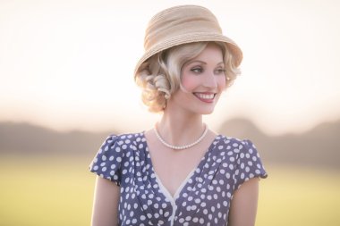 Retro giyim gülümseyen kadın