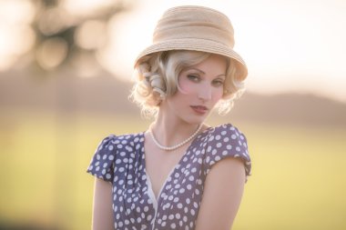 Baştan çıkarıcı kadın kırsal manzara 