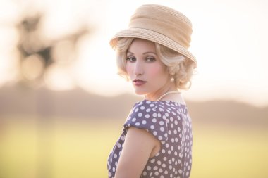 Baştan çıkarıcı kadın kırsal manzara 