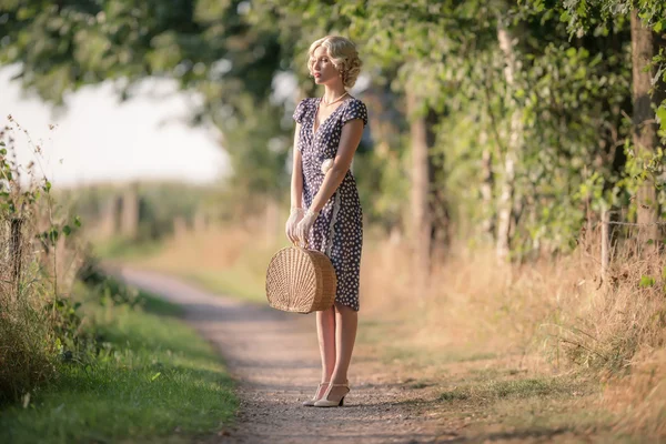 Retro-Mode Frau mit Handtasche — Stockfoto