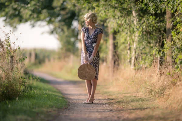 Retro mode vrouw met handtas — Stockfoto