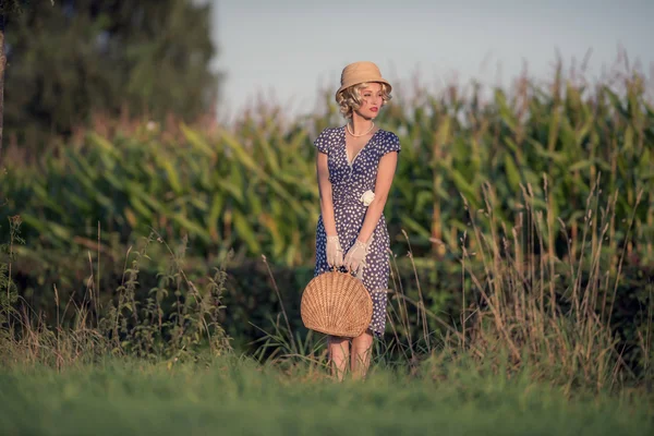 Schöne blonde Frau in ländlicher Landschaft — Stockfoto