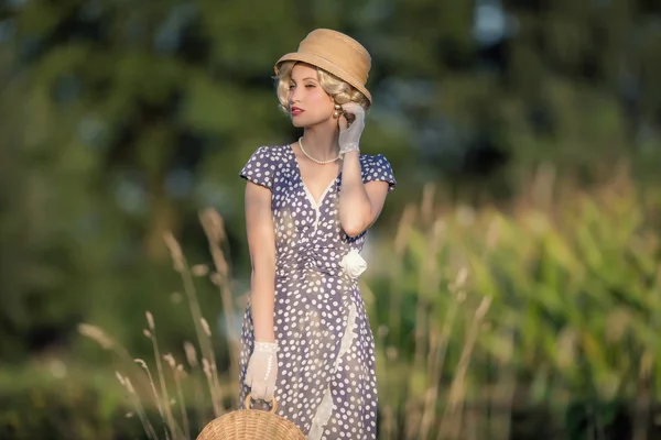 Mooie blonde vrouw in landelijke omgeving — Stockfoto