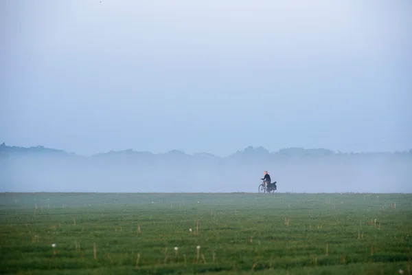 Dziecko na rowerze na wiejskiej drodze — Zdjęcie stockowe