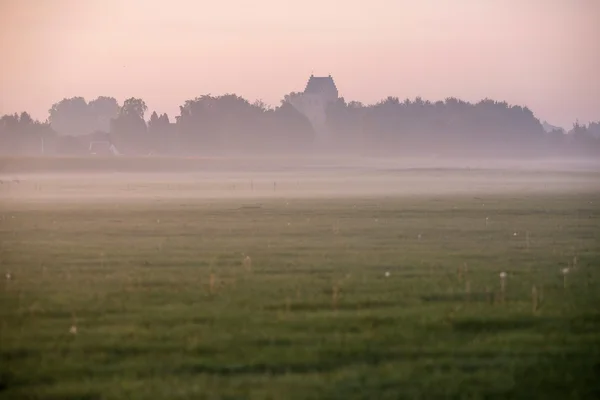 Holandská staré kostelní věž v mlze — Stock fotografie