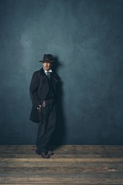 Gizemli olgun retro adam 