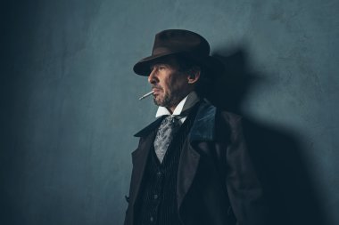 Sakallı adam sigara içiyor.