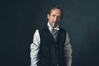 Sakal ve sigara ile olgun adam