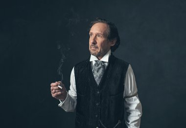 Sakal ve sigara ile olgun adam