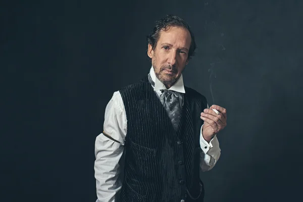 Sakal ve sigara ile olgun adam — Stok fotoğraf