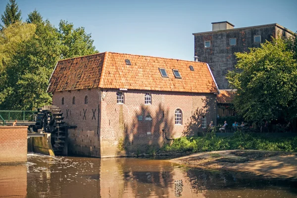 Staré holandské vodní mlýn s turisty — Stock fotografie