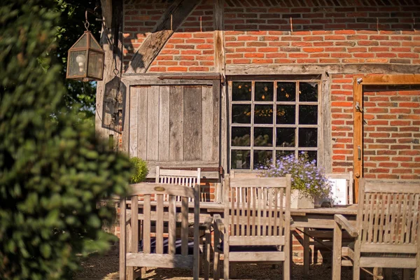 Oude houten raam van oud huis — Stockfoto