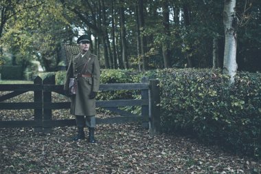 Ormandaki Retro subay