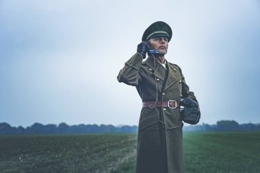 Askeri subay alan telefonu ile arama