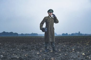 Askeri subay alan telefonu ile arama