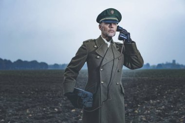 Askeri subay alan telefonu ile arama