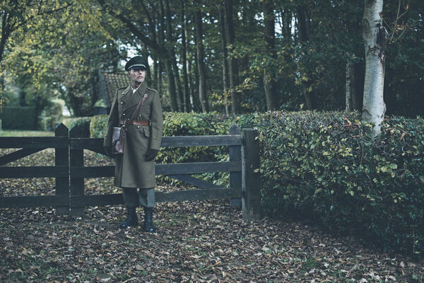 Военный-ретро в лесу
