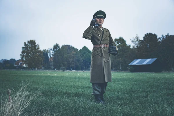 Oficial militar llamando con teléfono de campo — Foto de Stock