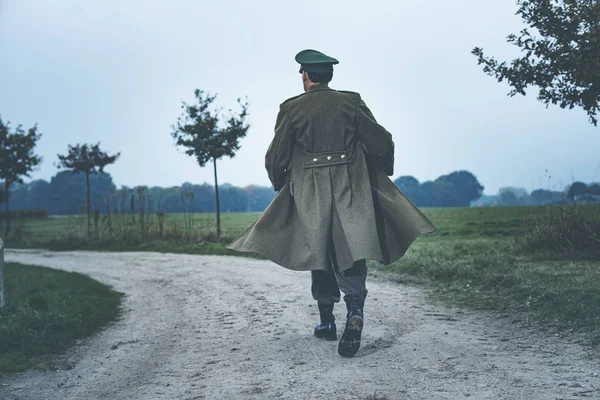 Offizier zu Fuß auf Landstraße — Stockfoto