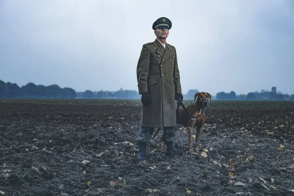 Ufficiale militare di pattuglia con cane — Foto Stock