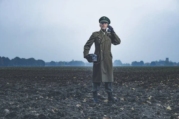 Oficial militar ligando com telefone de campo — Fotografia de Stock