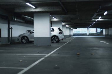 Boş otoparkına beyaz araba