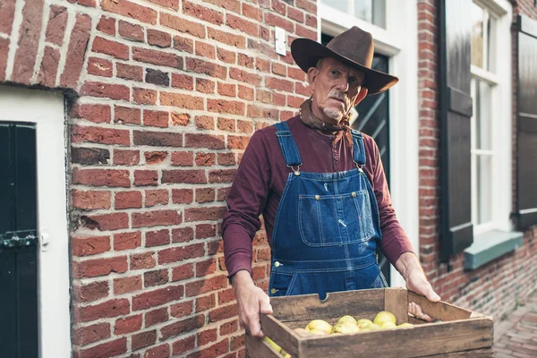 Farmer delivering a crate of fresh apples — Stock Photo, Image