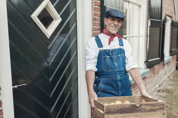 Gemüsehändler liefert frische Äpfel auf Bauernhof — Stockfoto