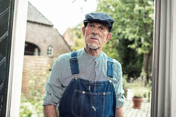 Vintage fermier âgé portant des dungarees — Photo