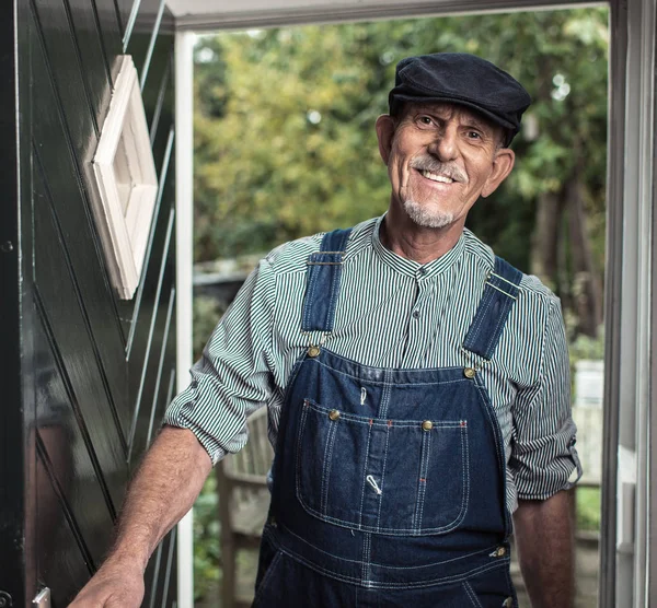 Kaba pamuklu tulum giyen vintage üst düzey çiftçi — Stok fotoğraf