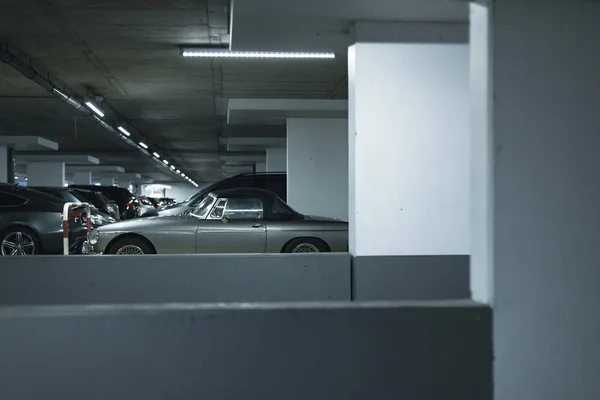 Vintage carro esporte no estacionamento — Fotografia de Stock