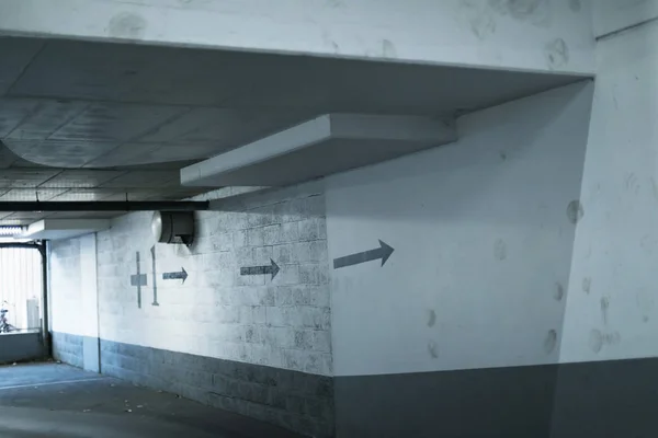 Strzałka na znaki na betonową ścianę — Zdjęcie stockowe