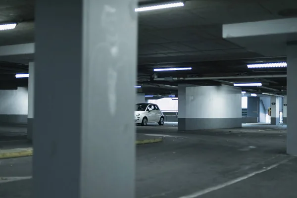 Petite voiture blanche garée — Photo