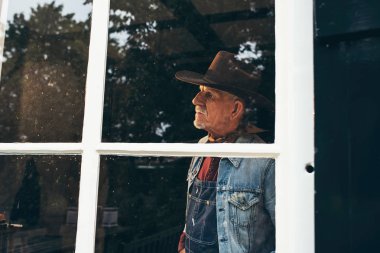 Şapka ile üst düzey çiftçi 