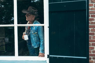 Sakal ve şapka ile çiftçi 